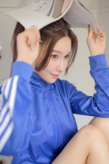 霸道总裁强吻女秘书